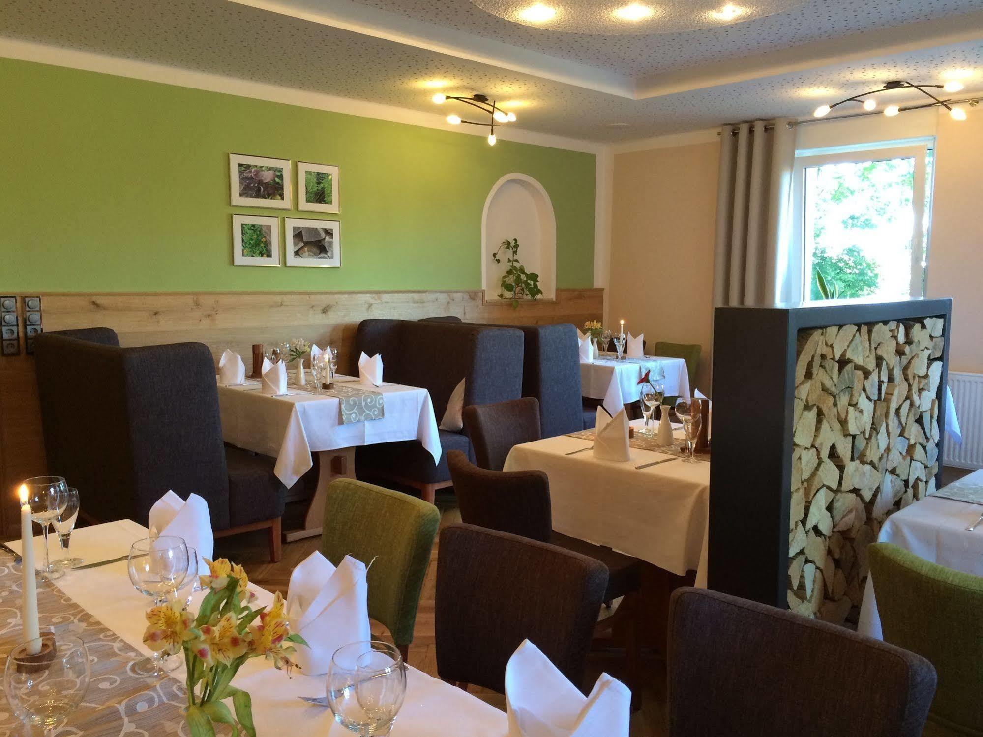 Hotel Restaurant Zwergschloesschen Гера Экстерьер фото